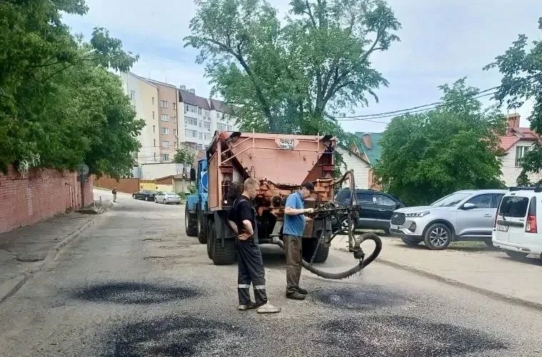 Продолжаем устранять ямы на дорогах Центрального района