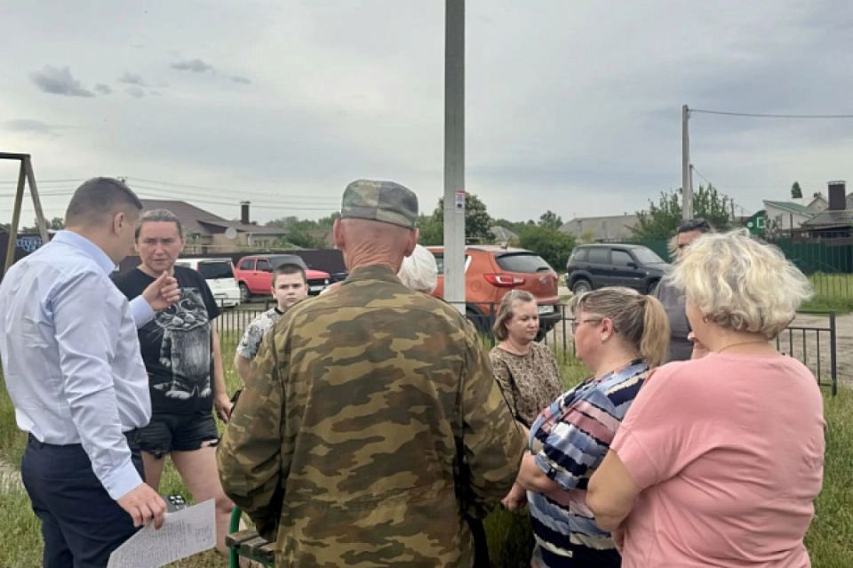 Воронежцы обсудили проблему безопасности пешеходов в поселке с депутатом Гордумы