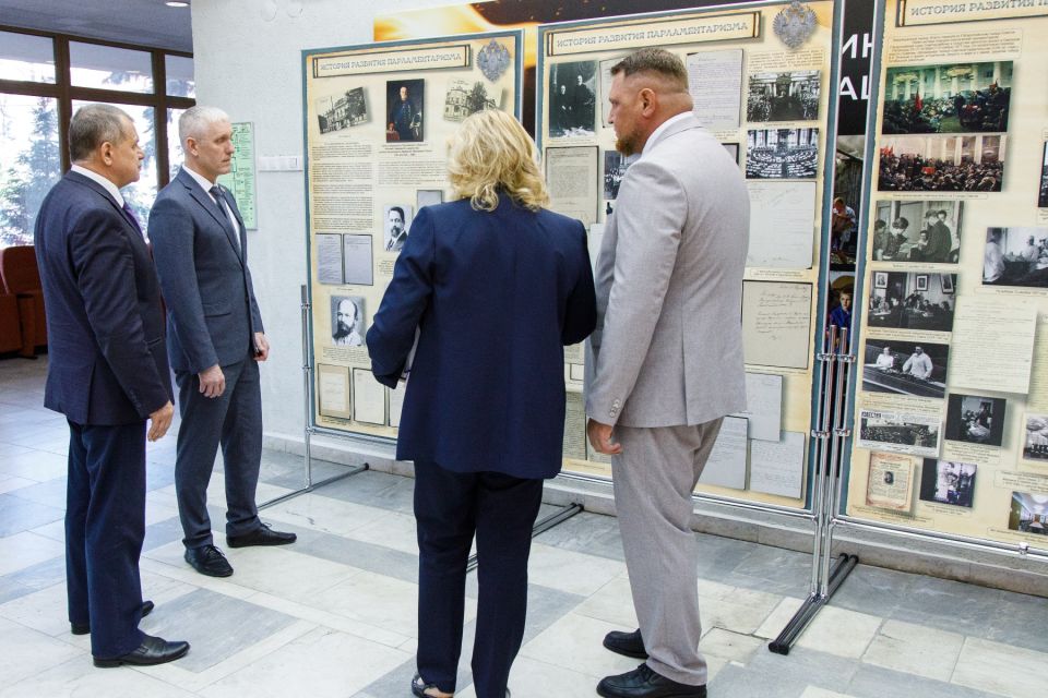 В Воронежской облдуме открылась выставка, приуроченная к 120-летию российского парламентаризма