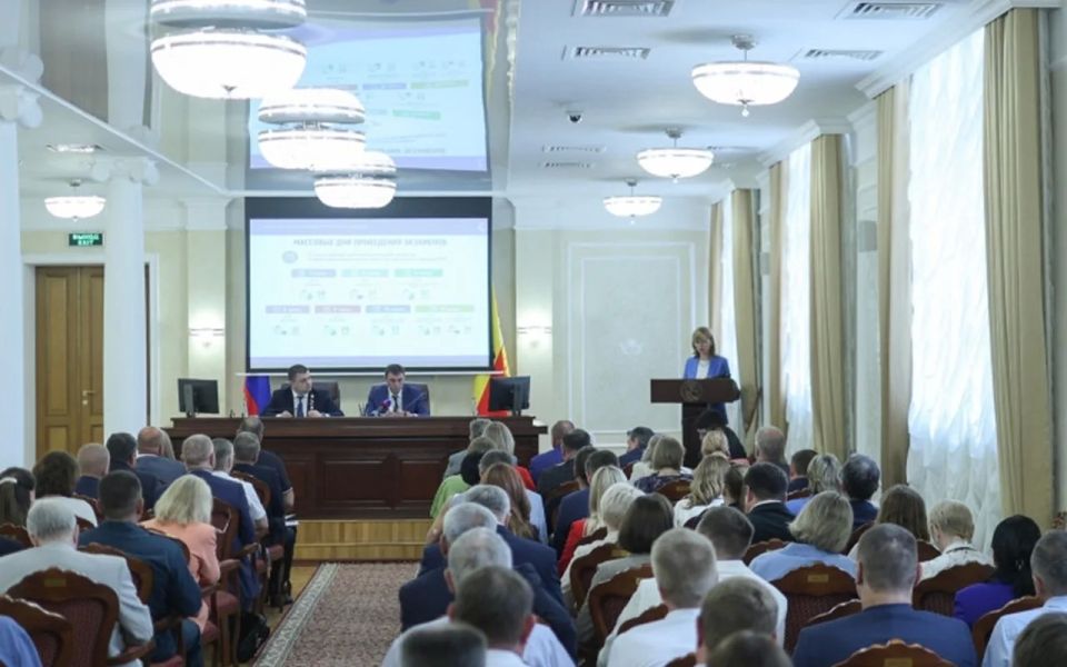 На планерке под председательством мэра Сергея Петрина и спикера гордумы Андрея Дьяченко о готовности школ к экзаменам рассказала руководитель управления образования и молодежной политики Ольга Бакуменко