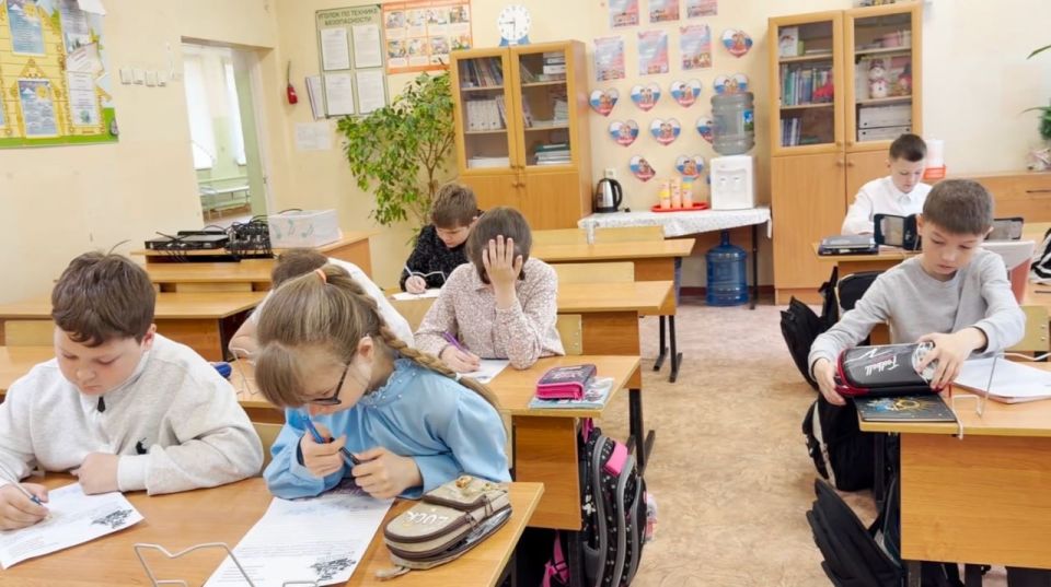 Ученики 4 «А» класса из Воронежской области написали 12 трогательных писем военнослужащим в рамках акции «Письмо солдату»