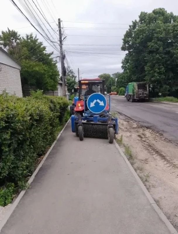 #уборка_Воронежа. Уборка территорий ведется во всех районах города Она выполняется комбинатами благоустройства как на магистралях, так и в частном секторе