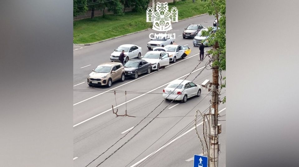 Воронежцы сообщили об аварии с 5 авто на улице 20-летия Октября утром 29 мая