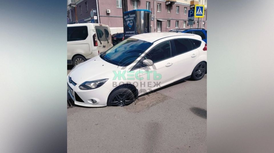 В центре Воронежа Ford Focus провалился под асфальт