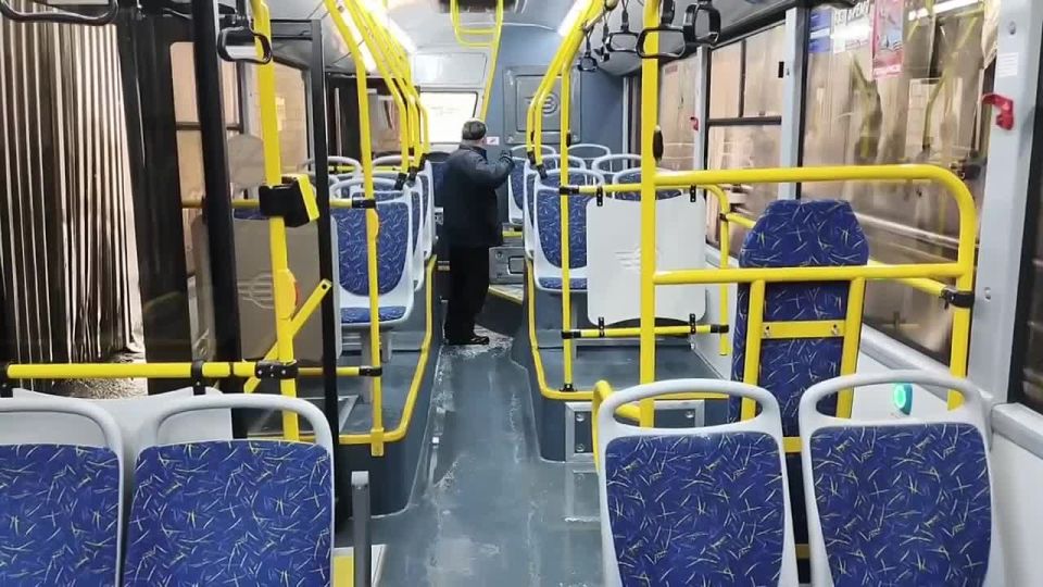 Автобусы воронежского автопарка не просто ставят на стоянку — их тщательно приводят в порядок, чтобы утром они выходили на маршруты чистыми и исправными