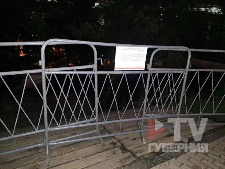 Аварийную лестницу на входе в Центральный парк Воронежа закрыли