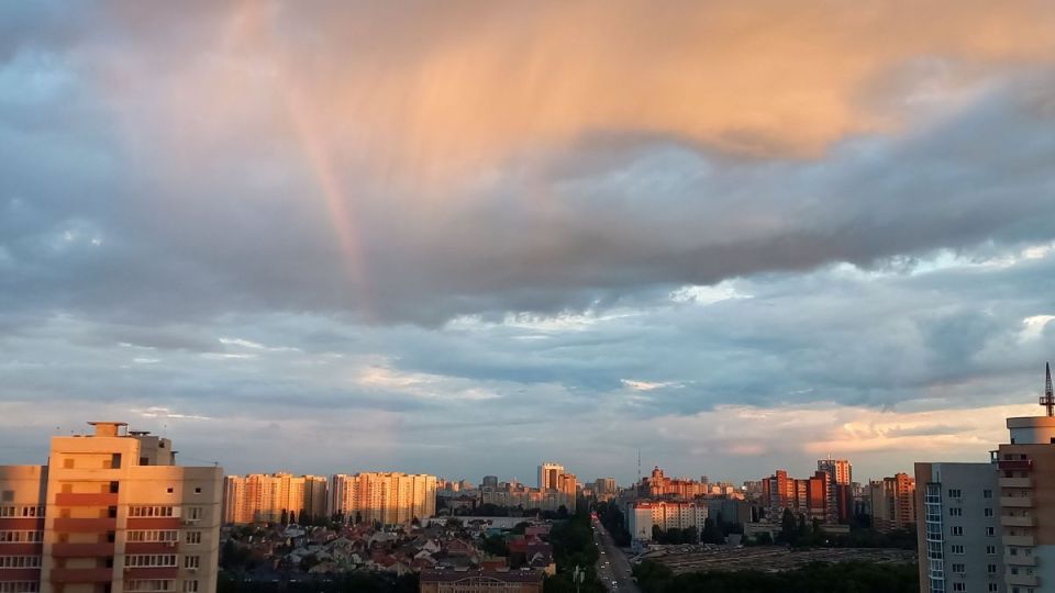 После первого дождя в небе засияла яркая радуга