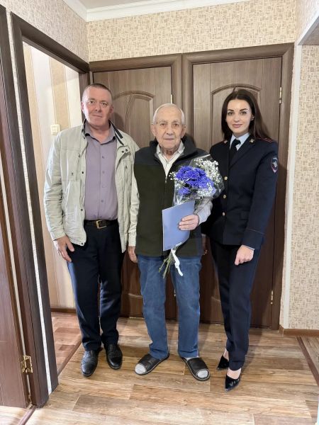 В Подгоренском районе сотрудники полиции поздравили с днём рождения ветерана ОВД