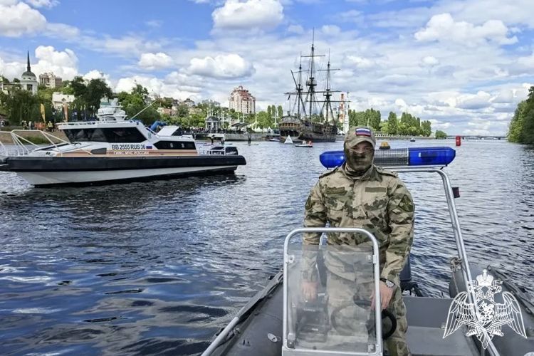 Росгвардейцы обеспечили безопасность во время фестиваля триатлона в Воронеже
