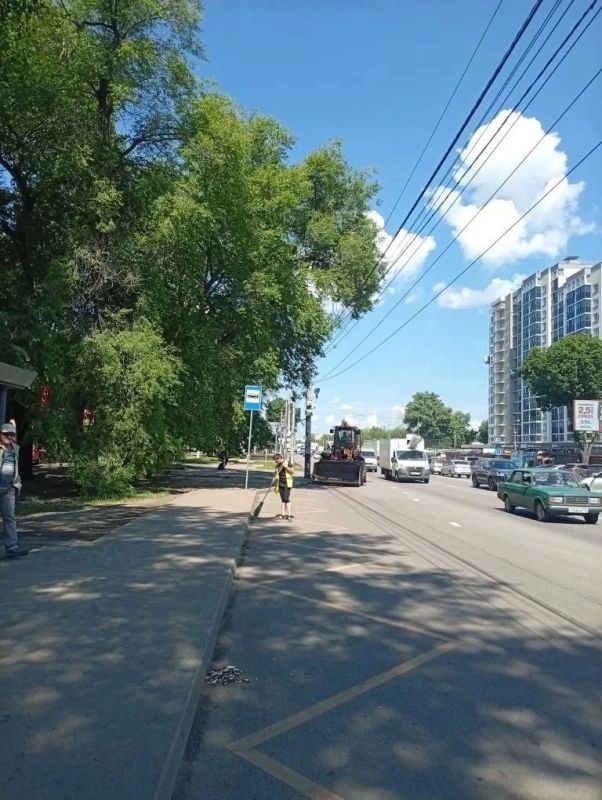 #уборка_Воронежа. Комбинаты благоустройства продолжают уборку города в круглосуточном режиме: очистку ливнёвок, восстановление газонов, полив деревьев, кустарников, уборку мусора, ремонт дорожного покрытия и целый ряд других...