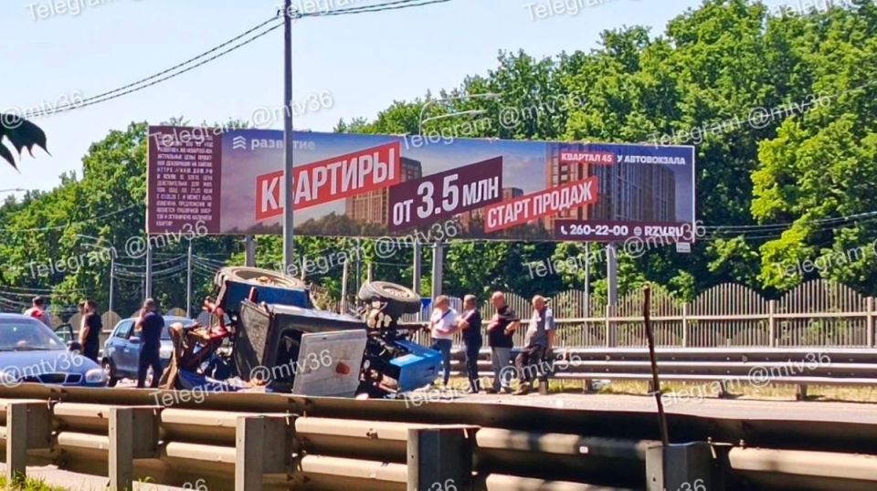 Перевернулся на 2 легковушки: воронежские полицейские поделились подробностями ДТП с трактором
