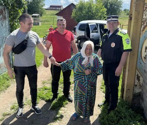 В селе под Воронежем пенсионерка ушла из дома в одних тапочках и упала в поле без сознания