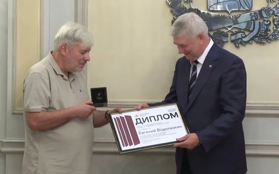 Губернатор Александр Гусев вручил Платоновскую премию 2026 года писателю и литературоведу Евгению Водолазкину