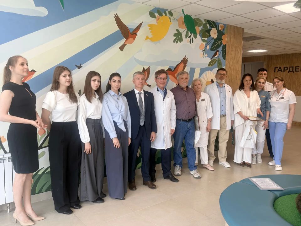 Студенты и преподаватели Воронежского художественного училища им. Н.Н. Ге красочно оформили стену в онкогематологическом отделении ВОДКБ №1