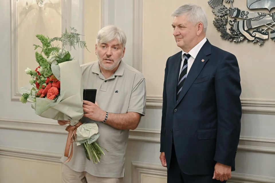 Александр Гусев вручил Платоновскую премию Евгению Водолазкину