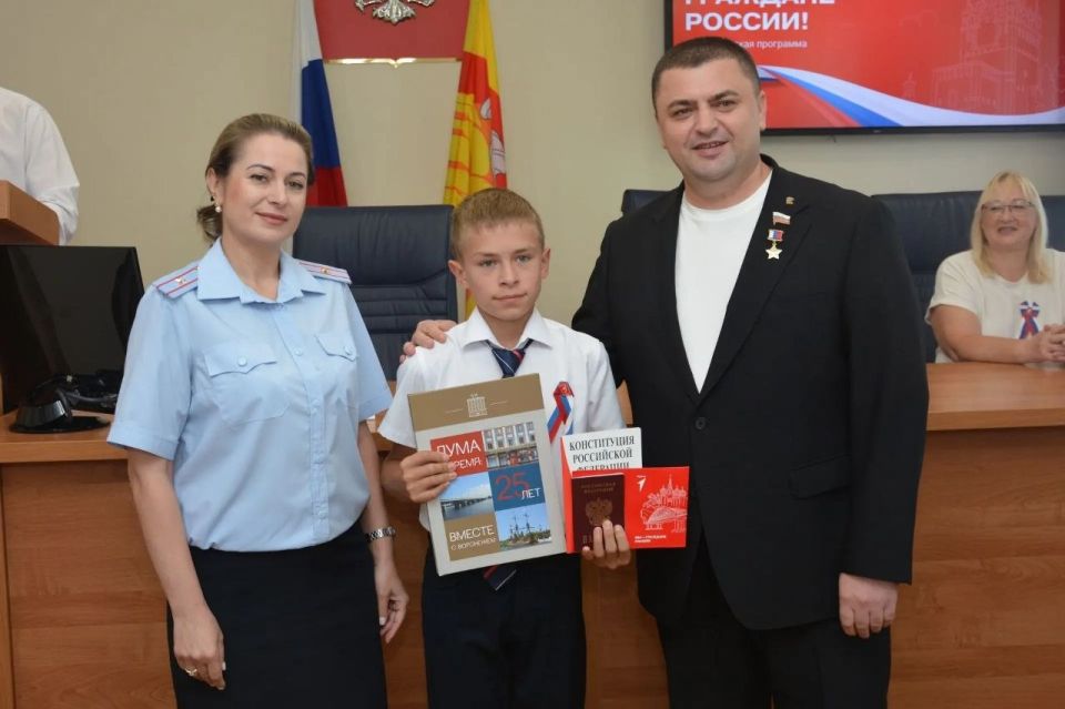 Вручение паспортов юным лидерам «Движения первых» накануне Дня России