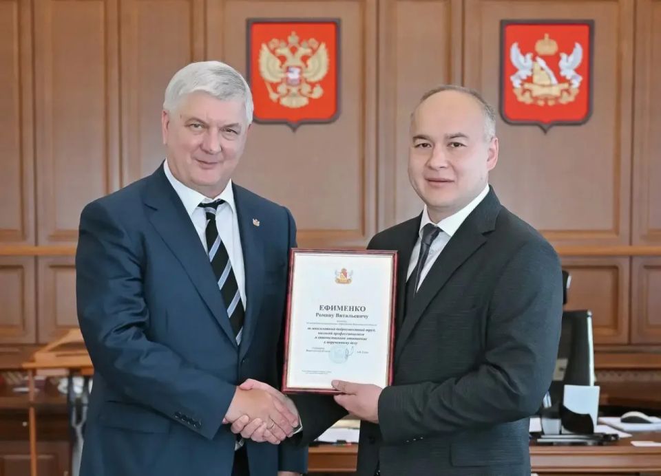 Губернатор Александр Гусев поздравил министра по развитию муниципальных образований Воронежской области Романа Ефименко с 45летием