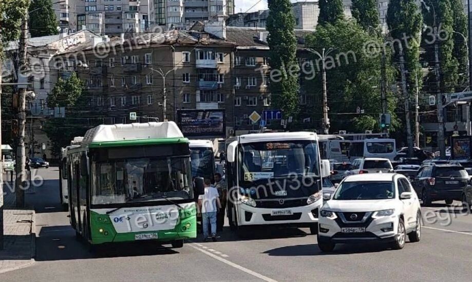 Три автобуса столкнулись в центре Воронежа