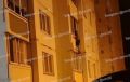 В Воронеже опасный спуск по решёткам с ребёнком на руках остановили очевидцы