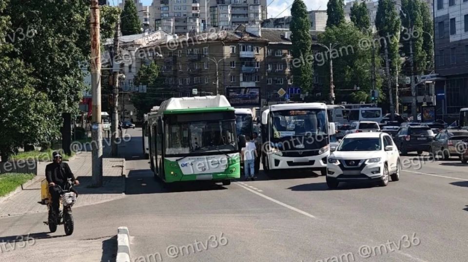 В Воронеже на виадуке столкнулись 3 автобуса