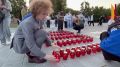 Волонтеры зажигают тысячи свечей на площади Победы