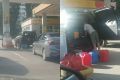Водители выстроились в очередь с канистрами на воронежской заправке