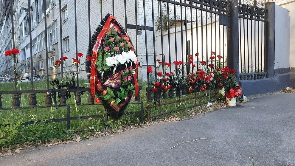 На месте ракетного удара по воронежскому предприятию появился стихийный мемориал