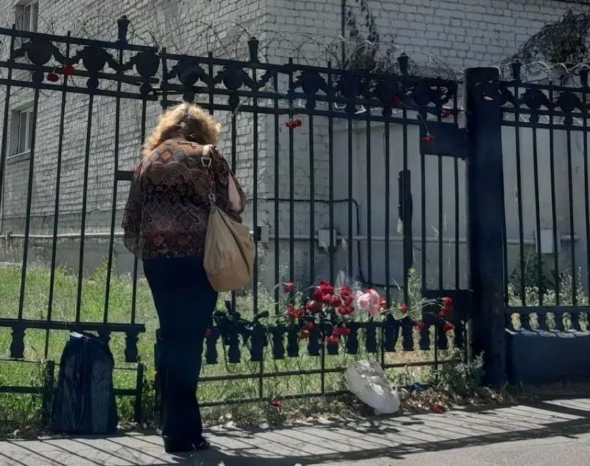 Стихийный мемориал появился у предприятия, пострадавшего от ракетного удара в Воронеже