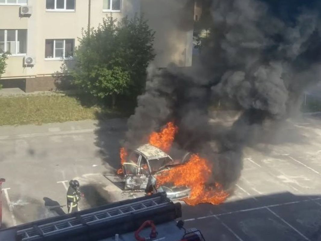 Автомобиль вспыхнул и полностью сгорел в селе Ямное под Воронежем
