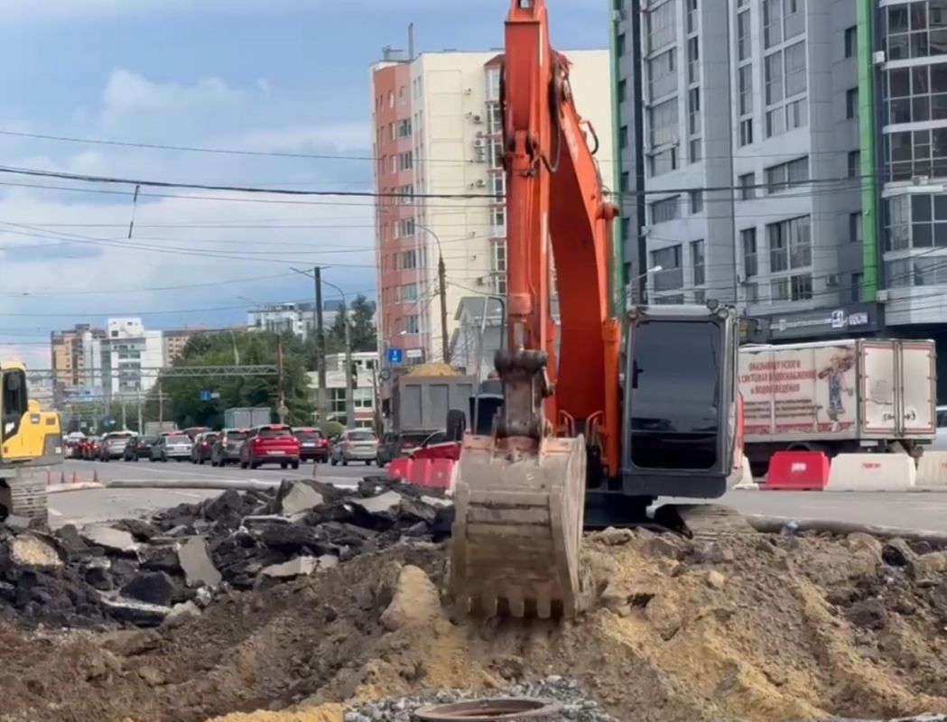 На работах в Коминтерновском районе установили еще одну перекачивающую станцию