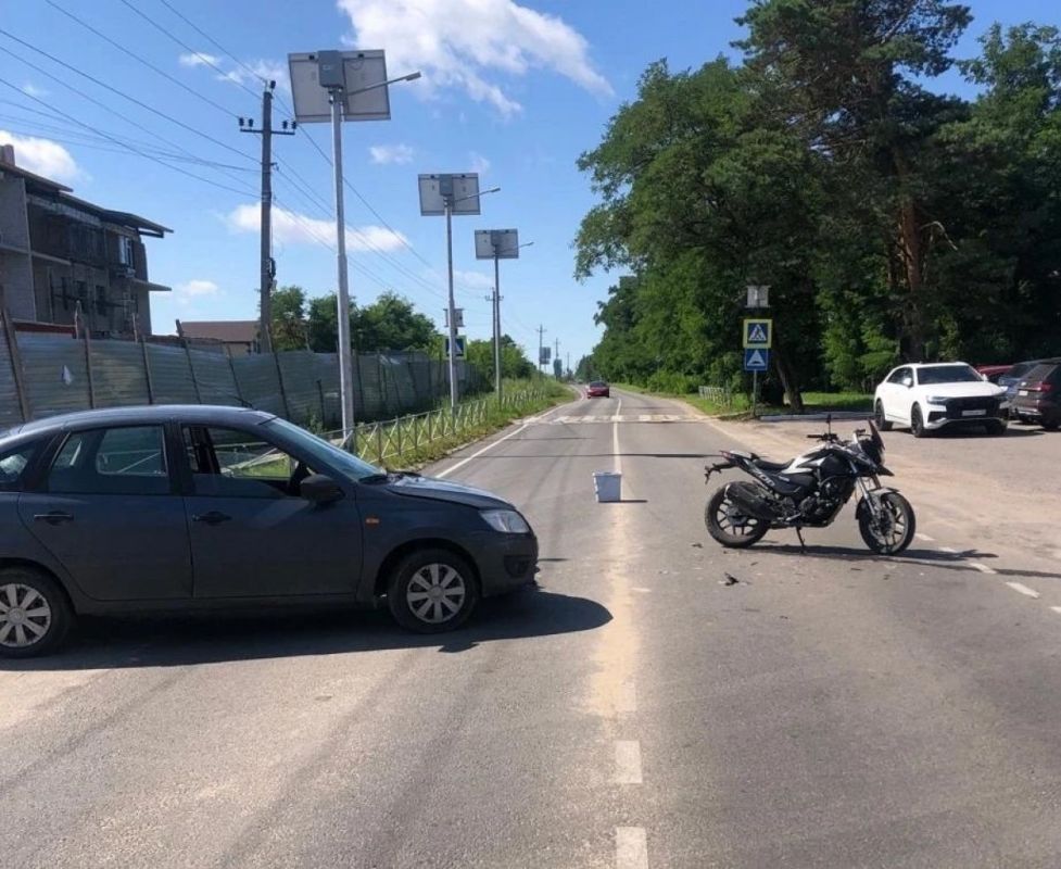 Байкера доставили в больницу после лобового ДТП в селе под Воронежем