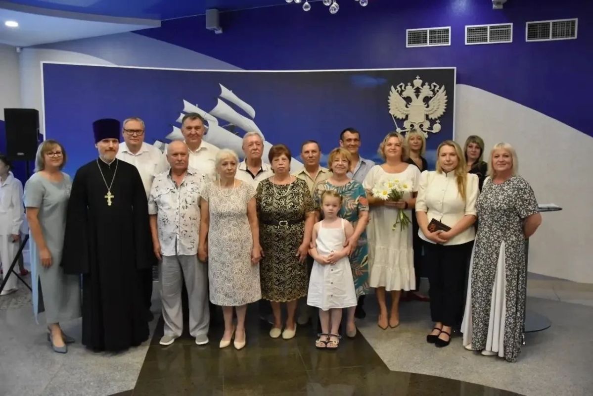 Накануне Дня семьи, любви и верности депутаты Воронежской городской Думы Леонид Беляев и Игорь Паринов приняли участие в торжественном мероприятии в территориальном отделе ЗАГС № 2 г. Воронежа