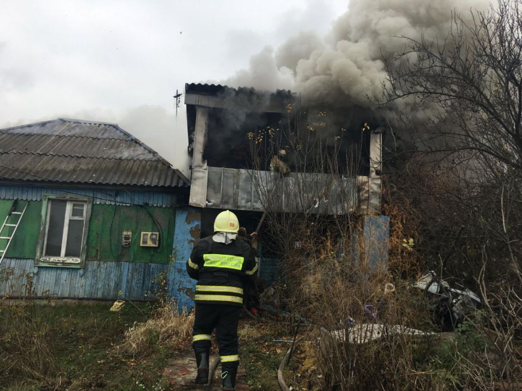 Спасатели вывели из горящего дома троих человек в Рамонском районе