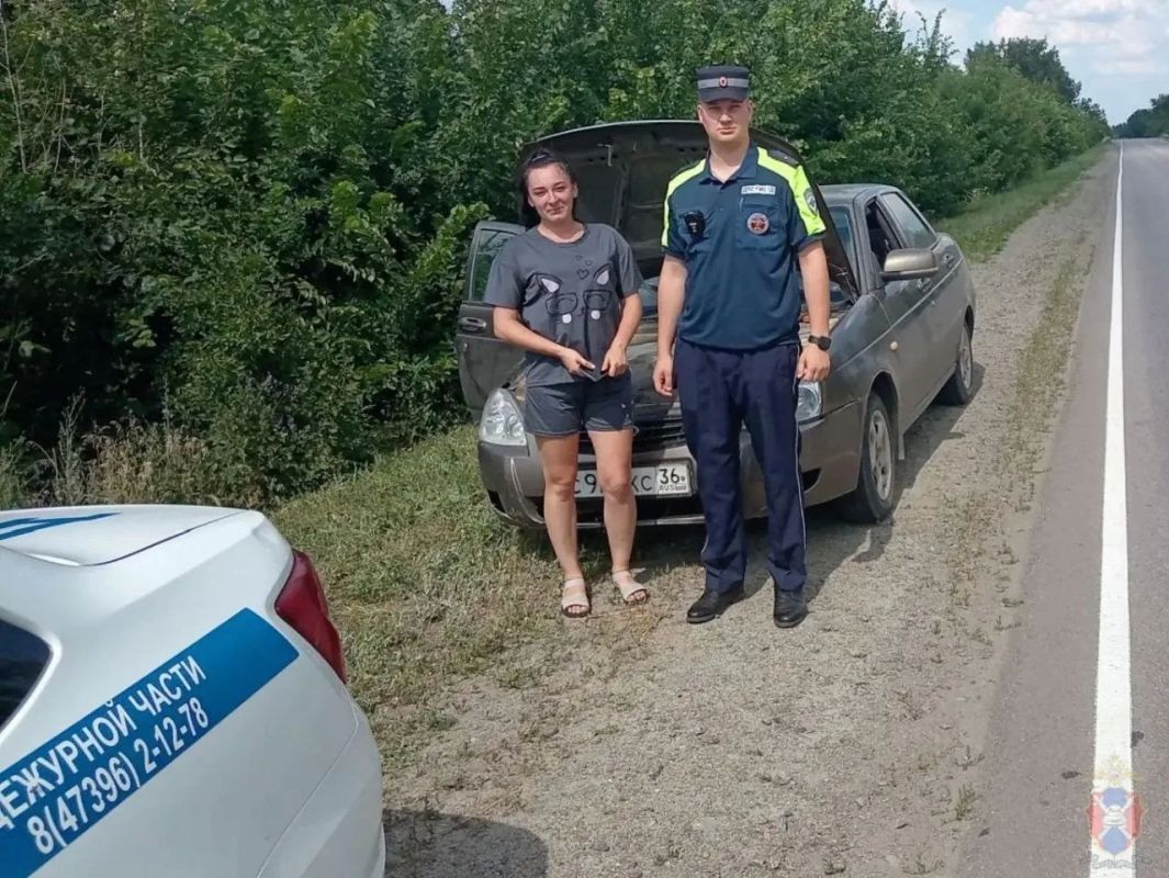 Сотрудники Госавтоинспекции по Кантемировскому району помогли автоледи в сложной ситуации на дороге