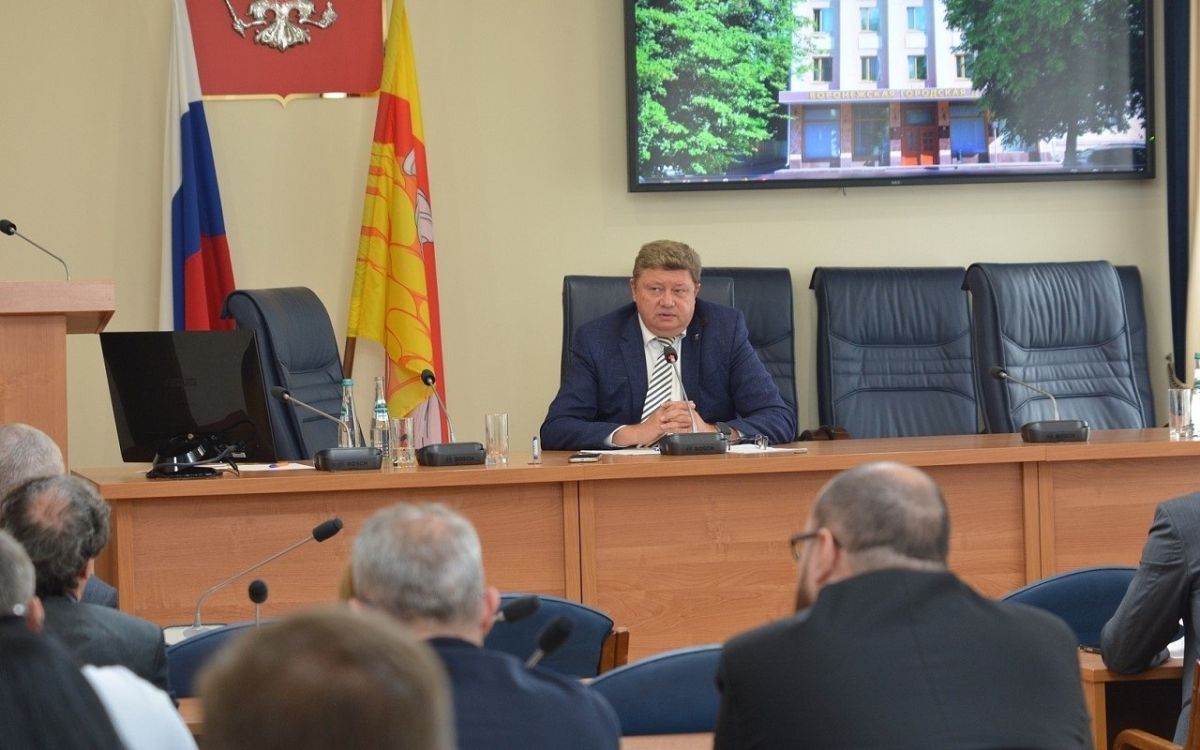 Возможную передачу детских площадок на баланс эксплуатирующих организаций обсудили депутаты Воронежской городской Думы на совместном заседании постоянных комиссий