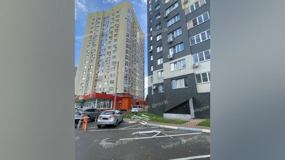 Сильный ветер выбил окна на верхних этажах дома на Ленинском проспекте в Воронеже