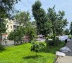 На улице Ленинградской с газонов снимают агропленку
