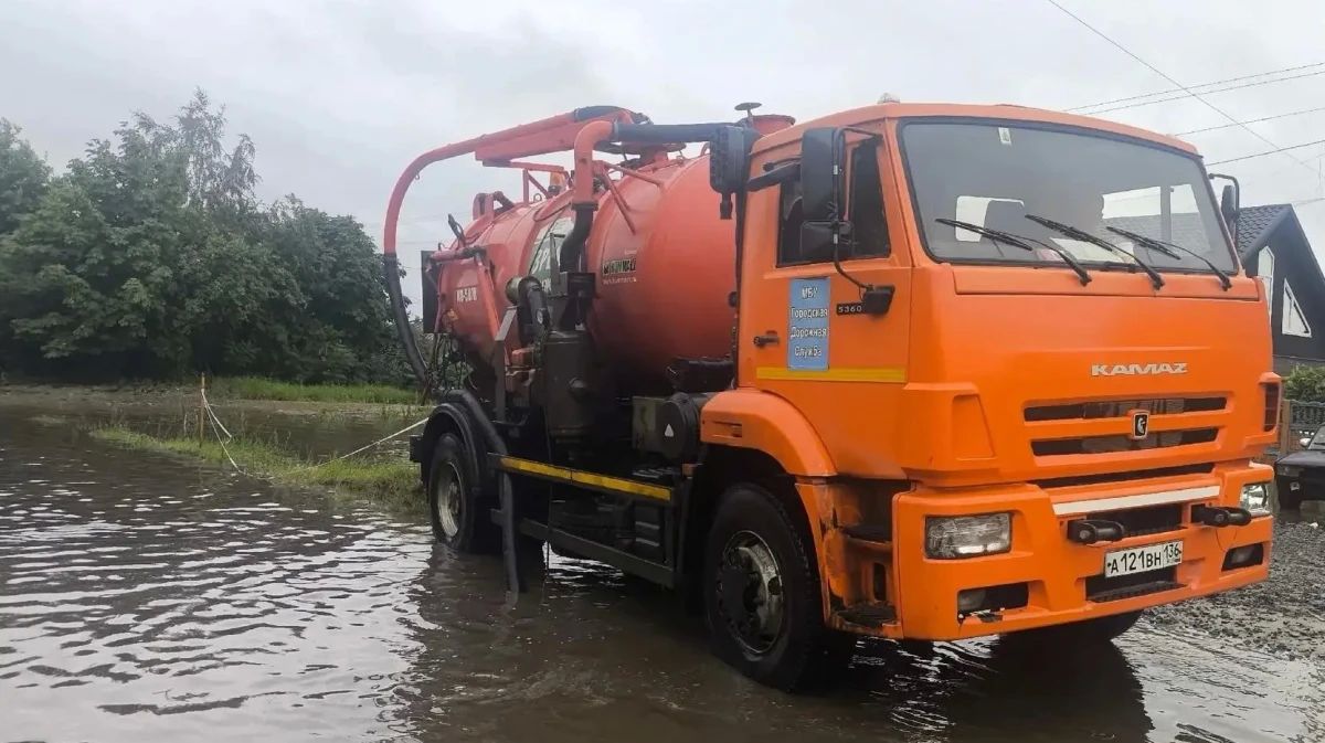 В Воронеже с проезжей части откачивают воду после утреннего ливня