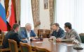 Губернатор Александр Гусев встретился с гроссмейстером Сергеем Карякиным в день проведения в Воронеже Фестиваля шахмат «Кубок С.А. Карякина». Праздник объединил опытных игроков и юных шахматистов – в программе турниры, сеанс...