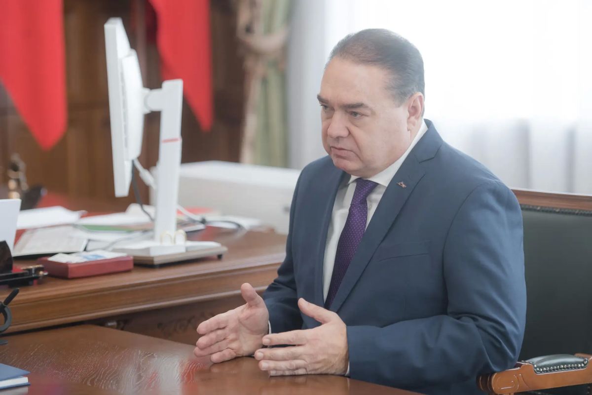 Губернатор Александр Гусев поздравляет с 60-летием Сергея Журавлева, руководителя воронежской компании «Аксиома»: