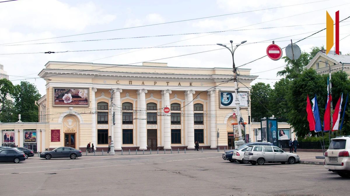 В центре Воронежа незнакомец настойчиво зазывал в машину двух 17?летних девушек