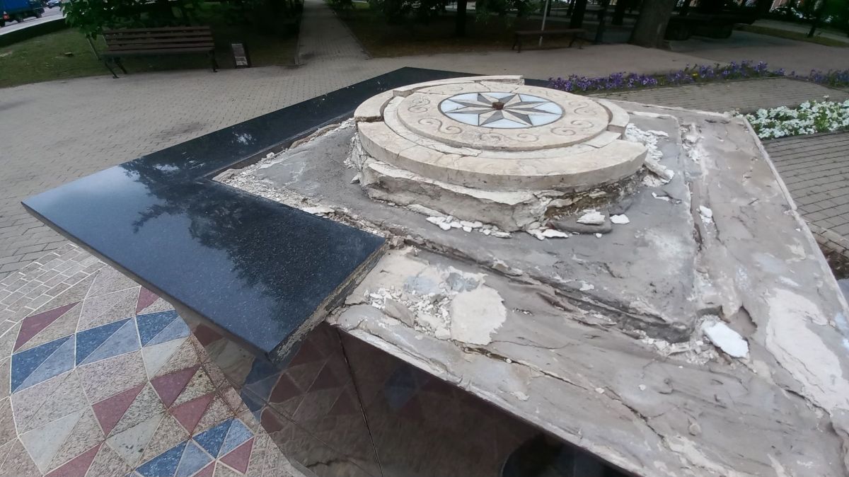 Вид разбитых солнечных часов без стрелки в Петровском сквере возмутил воронежцев