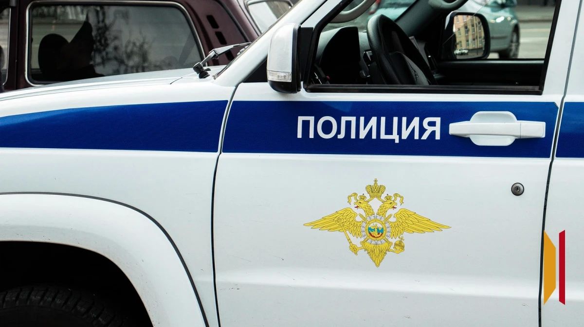 Подростки из ревности разбили машину воронежца