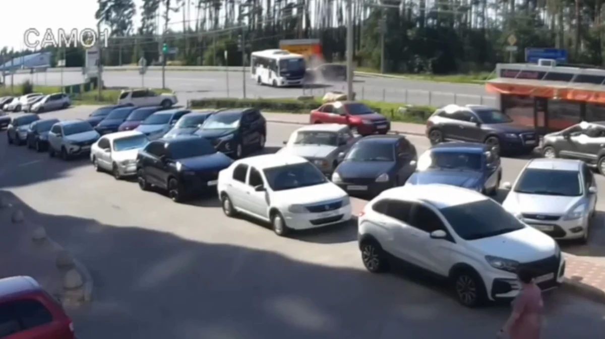 В Воронеже автобус протаранил легковую машину: видео