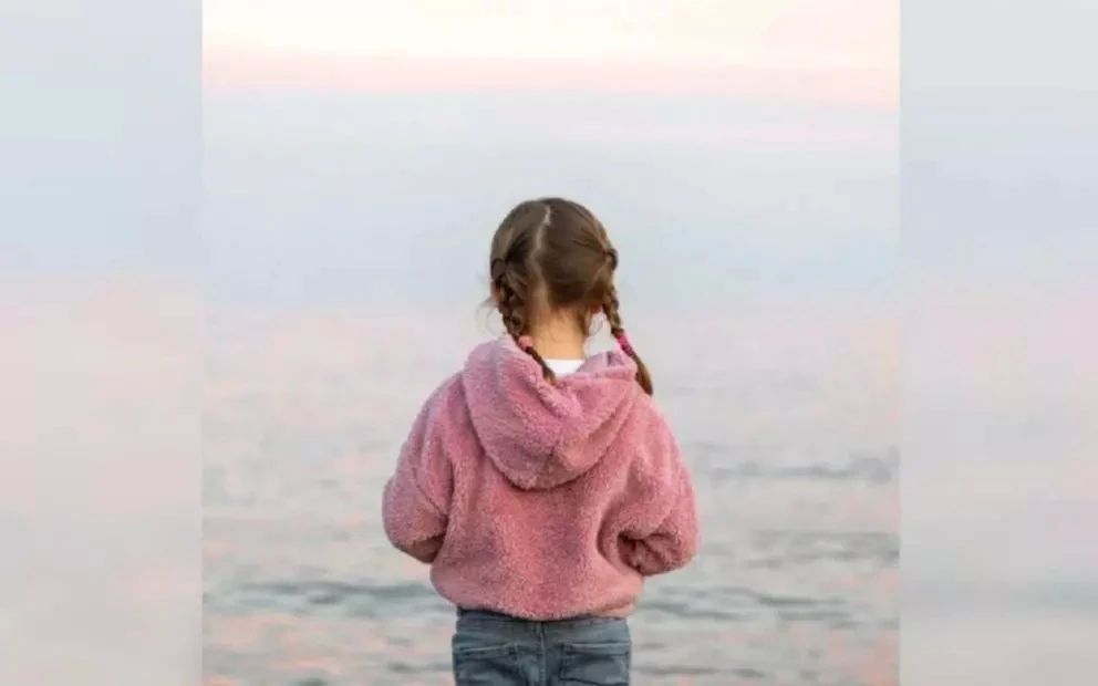 В Нововоронеже 9-летнюю дочь женщины, погибшей при родах вместе с новорожденным, передали отцу
