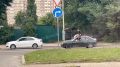 Воронежец без прав прокатил друга на крыше автомобиля В поле зрения полиции попал 18-летний водитель за нарушение ПДД. Он перевозил пассажира на крыше автомобиля ВАЗ-2109. Его заметили очевидцы на улице Матросова, выложили...