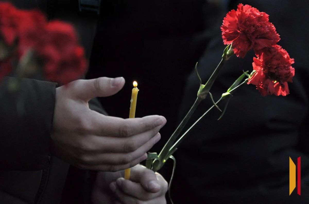 На месте трагедии образовался стихийный мемориал