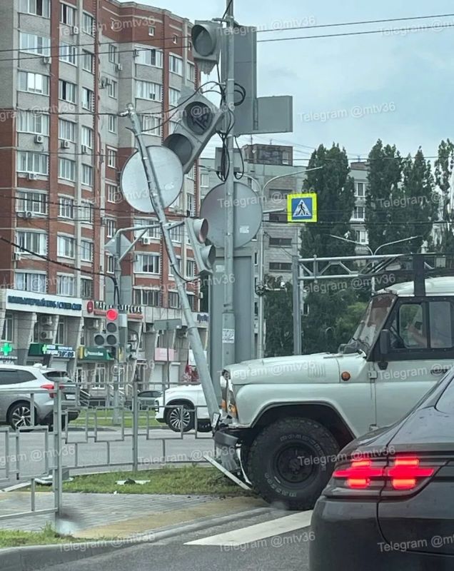 УАЗик, снёсший светофор, стал причиной пробки в Воронеже