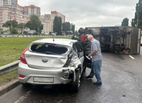 Грузовик врезался в легковушку, влетел в отбойник и перевернулся на Московском проспекте