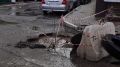 Мусоровоз провалился под асфальт на Хользунова